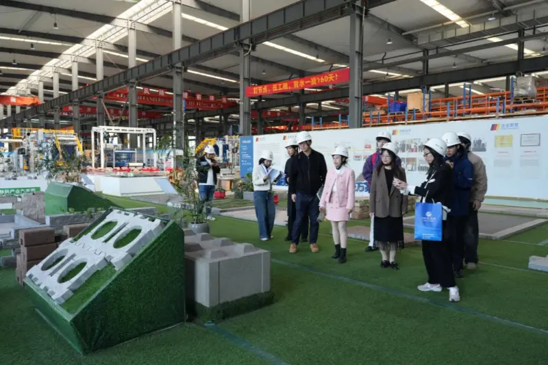 வெளிநாட்டு மேம்பாட்டுத் தேவைகளில் கவனம் செலுத்தி, குவாங்காங் மெஷினரி கோ., லிமிடெட், ஃபுஜோவ் யுனிவர்சிட்டி ஆஃப் ஃபாரீன் ஸ்டடீஸ் அண்ட் டிரேட் உடன் இணைந்து சர்வதேச அளவில் சார்ந்த திறமைகளை வளர்க்கிறது.