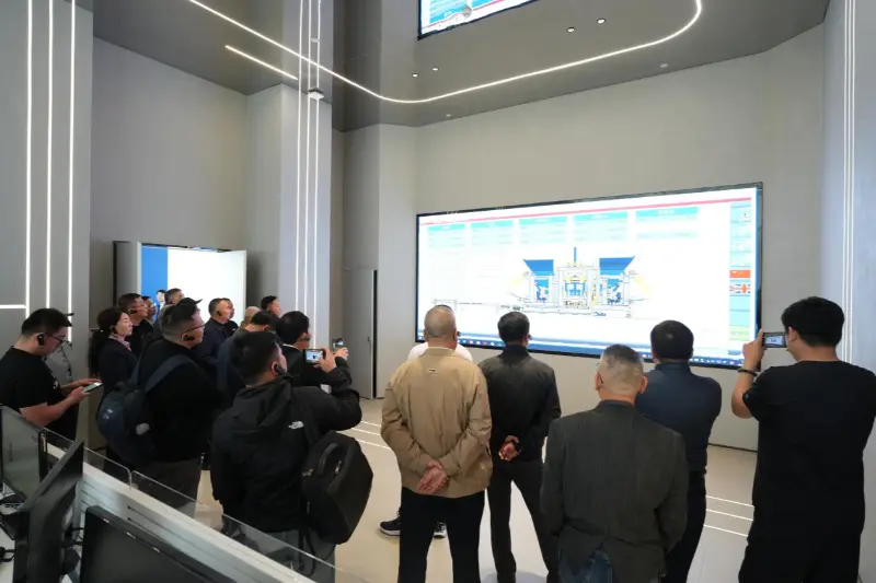 சீனா பில்டிங் பிளாக்ஸ் சங்கத்தின் 8வது அமர்வின் இரண்டாவது நிலைக்குழு கூட்டம் குவான்சோவில் நடைபெற்றது; Quangong Machinery Co., Ltd. தொழில் பரிமாற்றம் மற்றும் மேம்பாட்டிற்கு பங்களிக்கிறது.